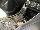 【オートブレーキホールド】停車中にブレーキペダルから足を放しても、ブレーキを自動的に制御して、車両の停車状態を保持する機能です。信号待ちなどの停車時に運転者の負担を軽減します。