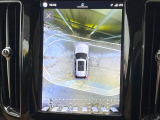 【360&deg;ビューカメラ】4台の高解像度カメラで360度の鳥瞰図を表示。隣の車や壁、死角にある障害物などを画面で確認できるため、狭いスペースでの駐車・出入りも安心です。