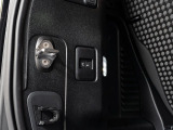 エアサスペンション搭載車になります。普段の走行の快適さの向上だけでなく、車高の高さが調節可能になるので、ラゲッジからの荷物の出し入れも楽になります。トランクのボタンとナビ画面で調節可能です。