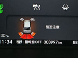 パーキングセンサーシステムは走行中に障害物が迫ると音と表示でお知らせ、低速走行時時の安心感を高めます
