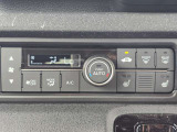車内環境を自動でコントロールするフルオートエアコン。長距離ドライブも快適です。