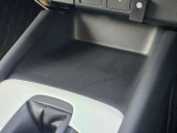 前席の間に設けられた便利なセンターコンソールトレー。小物やスマートフォンをすっきり収納できる使い勝手の良いスペースです。