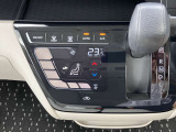 設定した温度をしっかりキープしてくれるオートエアコンで車内はいつでも快適です。タッチパネル式で凹凸がないからお掃除もラクラク♪