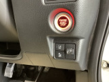 丸いボタンを押して、エンジンスタートが可能なプッシュエンジンスタートシステムです。一度味わったらこの装備が必需品になってしまいます。