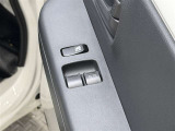 【パワーウィンドウ集中スイッチ】運転席のパワーウィンドスイッチ位置には運転以外の窓の開閉・ロック機能も付いています