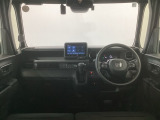 【前方視界】開放的な前方視界!運転がしやすく疲れにくいです♪窓が大きく、見通しがとっても良いおクルマですよ♪