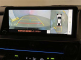 複数のカメラの映像をもとに、クルマを真上から見ているような映像をドライバーに提供し駐車をサポートする機能です。