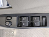 パワーウィンドウのスイッチですよ。 運転席に居ながら窓を開け閉めのコントロールできますよ。 ロック機能で、子供がイタズラして窓を開けるという事も無くなりますよ。