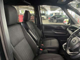 運転席の画像です。足元やシートまわりに余裕があり、リラックスした姿勢で運転が可能です。視界も良好で操作系へのアクセスもしやすく、快適で安心感のあるドライブをサポートします。