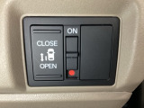 左側電動スライドドアは運転席からでも操作ができるように、ハンドル付近に開閉の操作スイッチが付いています。