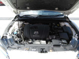「SKYACTIV-G(ガソリン)」は、規格外の高圧縮を実現し、世界のエンジン技術者に驚きを与えました。さらに、それを維持したままノッキングの発生を抑え、熱効率を向上、走りにも寄与したエンジンです。