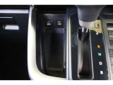 データ通信/給電用と、給電用(Type-C)のUSBポートが装備されています。車内にあると便利なアイテムですね!受電中のスマホなどの置き場に便利なポケットは使わないときはフタをしておけます。