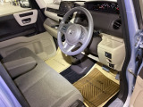 ベンチシートは、運転席と助手席の移動もスムーズ! 狭い駐車場での乗り降りや、お子様の乗り降りにも便利です。