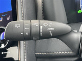 【オートワイパー(AUTO)】雨が降り出した時に、雨滴検出用センサー(レインセンサー)が雨滴を感知すると、自動でワイパーが動作します。