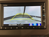 リバースギアに入れるだけで後方の表示へ切り替わります。夜間や雨の日の駐車も楽になりますよ。