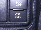 EVドライブモードで、早朝・深夜や屋内の駐車場などで、エンジン音や排気ガスを気にすることなく走れます。
