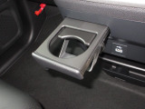 運転席と助手席の間には引き出し式のドリンクホルダーがあります。取りやすい位置にありますからドライブも楽しくなりますね!