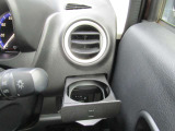 ペットボトルも置ける運転席ドリンクホルダー。エアコンの風で飲み物が適温に保たれます。