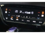 フルオートエアコンが装備されています!お好みの温度設定をするだけでエアコンの風量やモードの切り替えを自動でコントロールしてくれます!ユーザーの操作が少なく燃費走行にもつながります!