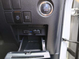 エンジンスプッシュタートボタンのほか、ビルトインETC車載器装備。 デザインと一体となった埋込み型タイプで、配線も見えず、隙間も無くスタイリッシュに収まっております