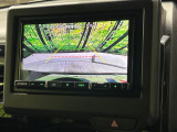 【バックカメラ】駐車時に後方がリアルタイム映像で確認できます。大型商業施設や立体駐車場での駐車時や、夜間のバック時に大活躍!運転スキルに関わらず、今や必須となった装備のひとつです!