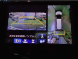 【マルチビューカメラ】フロント、リア、左右ドアミラー下の4つのカメラの映像を合成し上空から見下ろしたように表示します。狭い駐車場や、狭い道でのすれ違いの時も安心です!