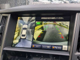 車両を上空から見下ろしているかのような映像をモニターに表示。周囲の状況や死角を立体的に把握でき、バック駐車や縦列駐車も簡単かつ安全に行えます。