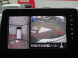 アラウンドビューモニター(車両を上から見たように表示)装着で車庫入れをサポート