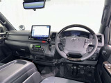 運転席まわりです。 各操作スイッチは使いやすい位置に配置されてます。