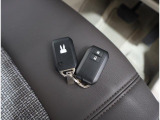リモコンキーを取り出さなくてもエンジンのON/OFFやドアの開錠・施錠がスイッチ一つで行えるスマートキーです♪