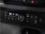 【オートエアコン】温度を設定すれば自動で快適な車内温度を保ちます。エアコン内部の高性能脱臭フィルターで車内のアレルゲンや花粉を除去。