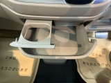 運転席からも助手席からも自在に使えるドリンクホルダー&トレイ。