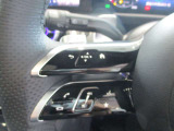 ハンドルスイッチ(左)は、運転中に手を離さずナビ画面を安全に操作できます。