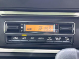 【オートエアコン】一度お好みの温度に設定すれば、車内の温度を検知し風量や温度を自動で調整。暑い&hellip;寒い&hellip;と何度もスイッチ操作をする必要はありません。快適な車内空間には必須の機能ですね♪