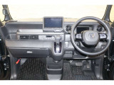操作性に優れた運転席となります!小物入れや各ボタンの配置にこだわり、使いやすいです!座り心地もよく視認性も良好なのでロングドライブもお任せ下さい!