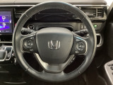 ハンドルにHondaセンシング系のクルーズコントロールやレーンキープアシストなどのスイッチと、オーディオの操作スイッチが装備されています。ハンドルから手を離さず安全に操作できます。