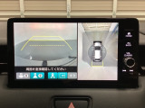 マルチビューカメラシステム搭載車です。お車の周囲を全方位でカバーします。後方・前方・両脇と、コンディションが悪い視界でもカラーモニターに映し出した映像がドライバーをサポートします。