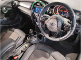 MINIの内装はとにかく『円』に拘ったデザインコンセプトが一目で伝わってきます。これほど円形に拘った車は他に御座いません。伝統のデザイン、トグルスイッチなど遊び心のある内装で御座います。
