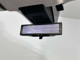 スマートルームミラーで後方の映像がルームミラーで確認できます。