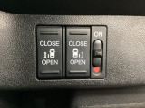 リアドアは乗り降りに便利な両側電動スライドドアです。また運転席に座っていながらスイッチ操作で自在にスライドドアを開け閉めできます。