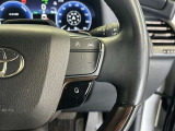 前方の車との車間を設定し、スピードを上げたり緩めたりを自動で行ってくれる追尾式の「レーダークルーズ」。上級装備の一つです!高級車にしかつかない嬉しい機能です。