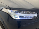 【LEDヘッドライト】明るく眩しいハイビームを先行車や対向車に照射しないオートハイビームを備えたLEDヘッドライト。北欧神話に登場するトールハンマーをモチーフにした、一目でボルボとわかるデザイン。