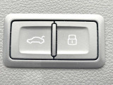 ●電動リアゲート:ワンタッチでリアゲートの開閉ができ、荷物などで両手が塞がっている状態でも簡単に開閉ができる便利機能です。
