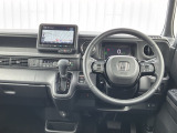 水平基調でスッキリとしたフロントビュー。広く見渡せて運転に安心をもたらします