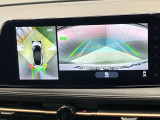 【アラウンドビューモニター】車を上から見下ろしているかのような映像で周囲の状況がひと目で確認、狭い駐車場に駐車するときも安心です♪