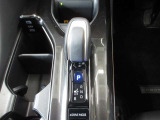 スムーズな操作で快適に運転を楽しめるよう、シフトポジションを電動で制御するエレクトロシフトマチックを採用