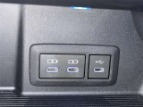 充電用USB端子付き。スマートフォンなどの充電に便利です。