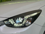 【LEDヘッドライト】悪天候や夜間走行時も良好な視界を確保し安心して運転できる高輝度LEDヘッドライトを装備!点灯速度が早く、消費電力も抑えられています。