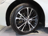 タイヤサイズは235-45R18で純正アルミ付き!