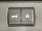 【パワーバックドア】スマートキーや運転席のボタンを押すだけでリアゲートが自動で開閉します!荷物を持っている時や、高い位置にあるバックドアを閉める際に便利な機能です♪